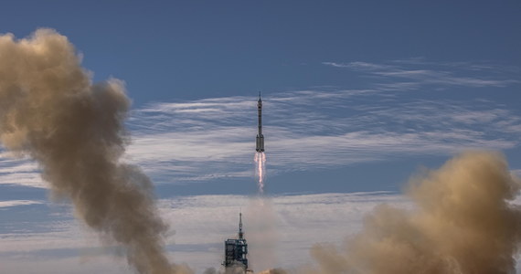 Z pustyni Gobi w północno-zachodnich Chinach wyruszył w kosmos statek Shenzhou – czyli z chińskiego: „Boski Statek” – z trzema astronautami na pokładzie. Na orbicie spędzą oni trzy miesiące i wezmą udział w budowie chińskiej stacji kosmicznej.