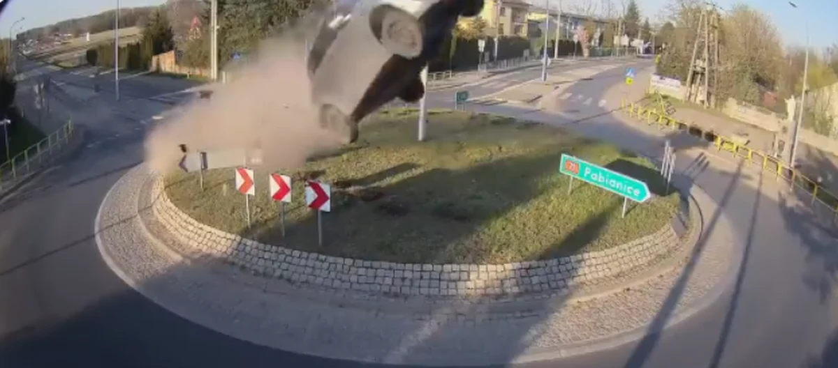 Sąd Rejonowy w Zgierzu skazał na rok więzienia w zawieszeniu na trzy lata mężczyznę, który doprowadził do głośnego wypadku w Rąbieniu koło Łodzi. Auto, które prowadził po alkoholu, przeleciało kilkanaście metrów nad ziemią po tym, jak z dużą prędkością wjechał nim na rondo. 