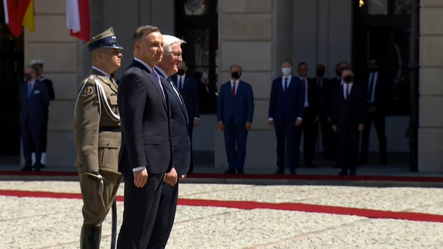 Prezydent RP Andrzej Duda przywitał prezydenta Niemiec Franka-Waltera Steinmeiera przed ceremonią w Pałacu Prezydenckim w Warszawie.