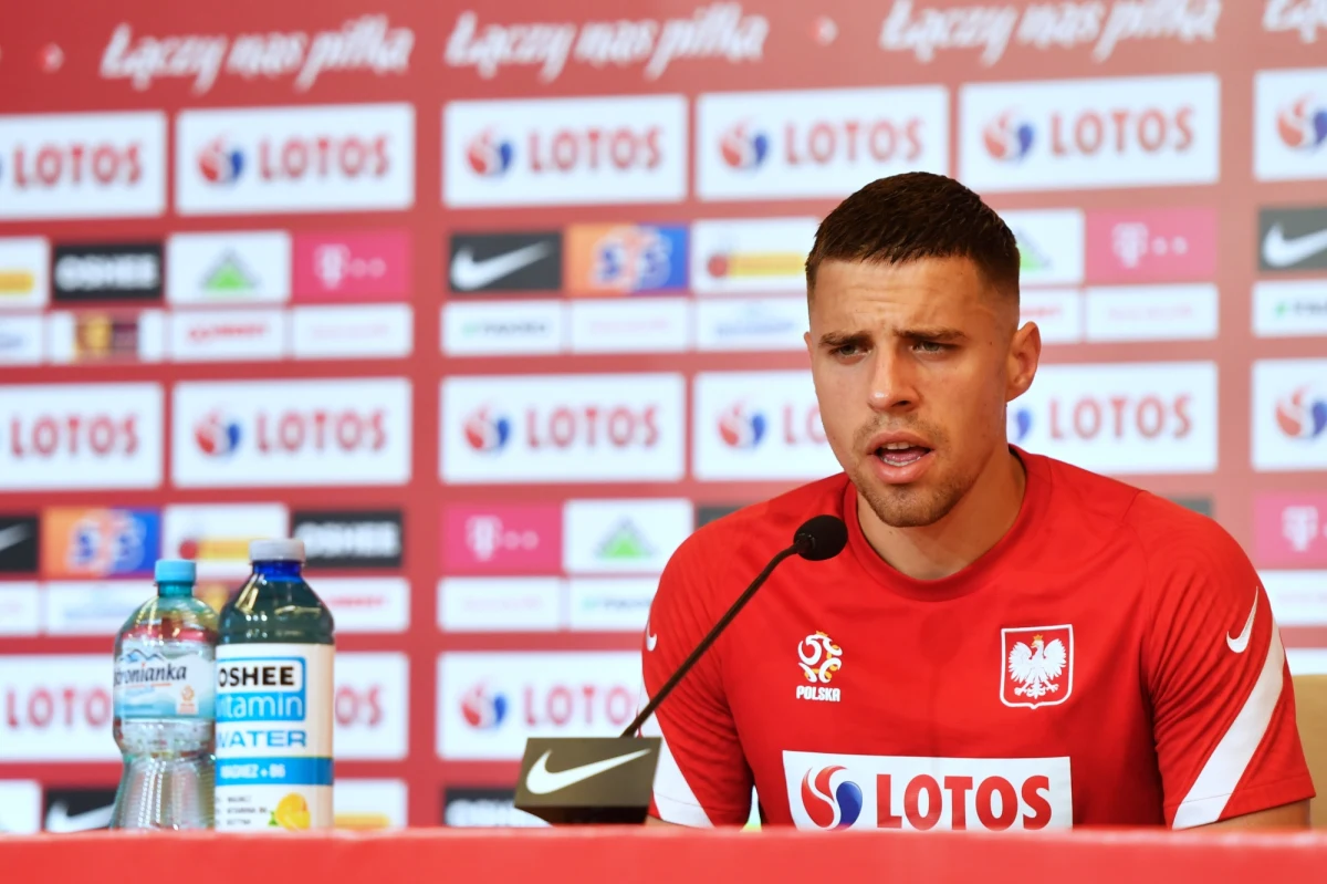 „Za nami trudny okres, ale w naszej grupie jest siła” – mówił dziś Jan Bednarek podczas konferencji prasowej. Zdaniem zawodnika, polska reprezentacja jest w stanie pokonać Hiszpanów podczas sobotniego meczu.  „Głęboko w to wierzymy i z takim przekonaniem pojedziemy do Sewilli” – dodał Bednarek