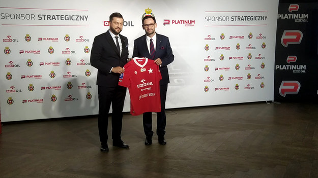 Orlen Oil podpisał umowę sponsorską z Wisłą Kraków i przez dwa lata będzie sponsorem strategicznym klubu. Z tej okazji prezes klubu Dawid Błaszczykowski przekazał koszulkę Wisły Danielowi Obajtkowi, prezesowi Orlenu. 