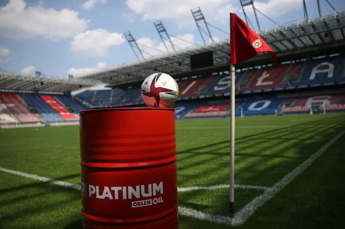 Orlen Oil oficjalnie stał się sponsorem Wisły Kraków. Podpisano dwuletnią umowę sponsorską. "Tak duża firma jak Orlen powinna spełniać zadania społeczne, a my czujemy odpowiedzialność biznesu” - powiedział na stadionie przy Reymonta, prezes koncernu Daniel Obajtek.