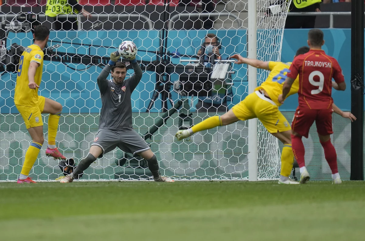 Reprezentacja Ukrainy potwierdziła, że jest w dobrej formie i celem minimum jest dla niej wyjście z grupy. Podopieczni Andrija Szewczenki wygrali z Macedonią Północną 2:1. Wynik mógł być inny, bo w 83. minucie szansę na podwyższenie miał Rusłan Malinowski. Jego uderzenie z rzutu karnego obronił jednak Stole Dimitrievski. "Jedenastkę" mieli też Macedończycy. Heorhij Buszczan obronił strzał Ezgjan Alioski, ale skapitulował po dobitce. 
