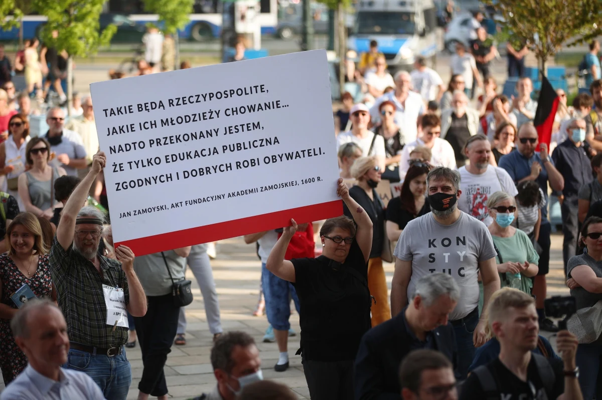 Hasła na transparentach: "historia was rozliczy", "wolna nauka = wolni ludzie", okrzyki: "solidarność naszą bronią" oraz krytyczne słowa na temat kondycji polskiej szkoły - tak wyglądała czwartkowa manifestacja przed Muzeum Narodowym w Krakowie, która zgromadziła m.in. przedstawicieli środowisk akademickich.