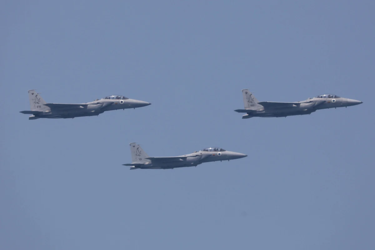 Po raz drugi od zawieszenia broni w Strefie Gazy izraelskie siły powietrzne zbombardowały w nocy z czwartku na piątek cele Hamasu na terytorium palestyńskim. Według Tel Awiwu był to odwet za wystrzelenie z Gazy balonów zapalających w kierunku Izraela.