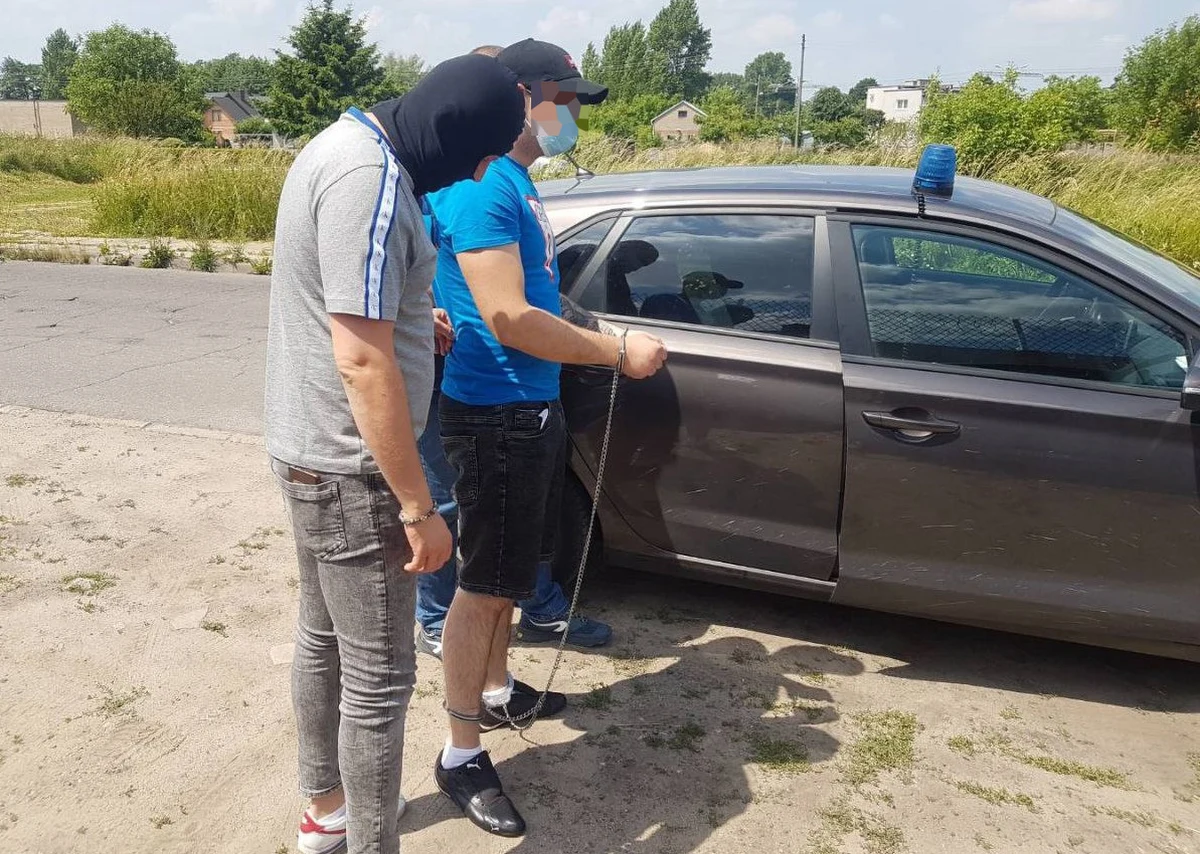 "Policjanci zatrzymali 25-latka, który mógł mieć związek ze zdarzeniem w Żyrardowie, w trakcie którego padł strzał z broni palnej" - poinformowała rzeczniczka mazowieckiej policji Katarzyna Kucharska. Mężczyzna usłyszał nie tylko zarzut nielegalnego posiadania broni, ale także zarzut posiadania znacznej ilości narkotyków. 25-latek został tymczasowo aresztowany. 