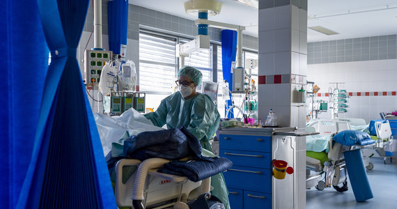 O 190 nowych zakażeniach koronawirusem w Polsce i śmierci 48 chorych na Covid-19 poinformowało dzisiaj Ministerstwo Zdrowia. W szpitalach przebywa o ponad 700 pacjentów covidowych mniej niż tydzień temu.