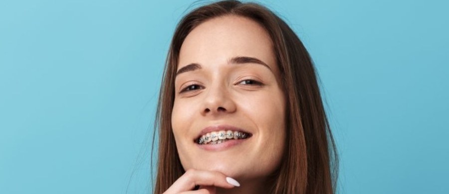 Jeśli myślisz o rozpoczęciu leczenia ortodontycznego, piękny uśmiech z rzędem idealnie równych zębów to tylko jedna z wielu korzyści. Pozostałe mogą cię zaskoczyć!