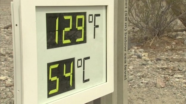 W kalifornijskiej „Dolinie śmierci” odnotowano najwyższą, tegoroczną temperaturę w USA, 54°C. Do rekordu z 1913 roku (57°C) zabrakło 3. stopni. Upał nie odstrasza turystów, który czekają, aby zrobić sobie zdjęcie z termometrem przy Centrum Turystycznym „Furnace Creek”. Średnia ilość opadów w „Dolinie Śmierci” nie przekracza 50 mm rocznie, wilgotność względna powietrza to 1%.