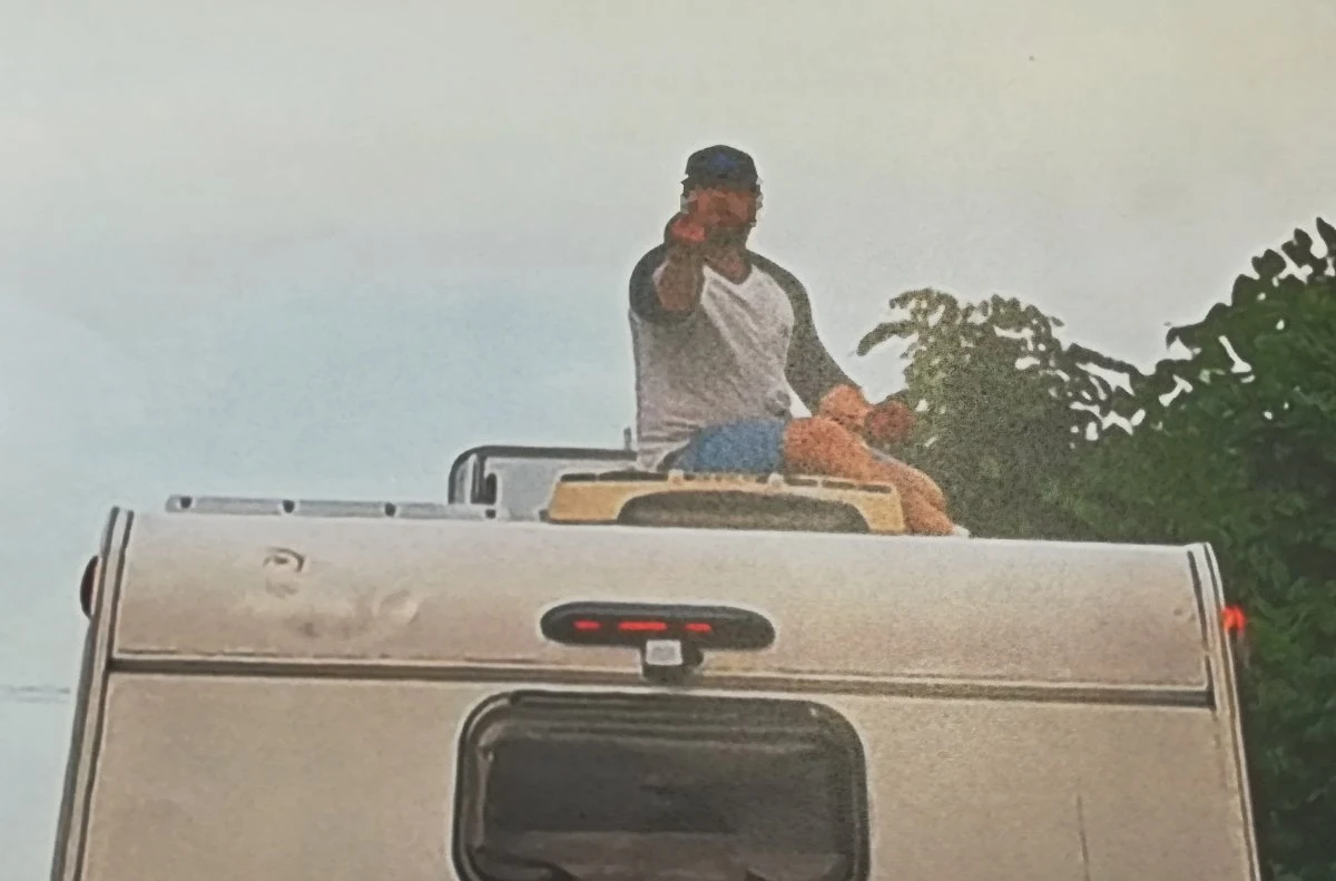 ​Do 5 lat więzienia grozi 39-latkowi z Warszawy, który wyszedł na dach stojącego na czerwonym świetle kampera, którym podróżował na wakacje. Gdy kierowca z sąsiedniego samochodu zrobił mu zdjęcie, uszkodził jego auto, a następnie swoją agresję skierował na policjantów.

