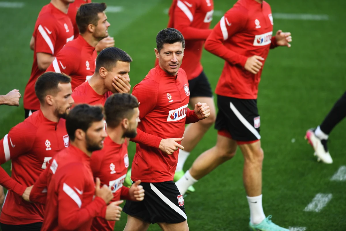 "Wszystkie wyniki na Covid-19 przeprowadzone w polskiej kadrze przed sobotnim meczem mistrzostw Europy z Hiszpanią dały wynik negatywny" - poinformował team menedżer reprezentacji Jakub Kwiatkowski. Piłkarze w piątkowe przedpołudnie wylecieli do Sewilli.
