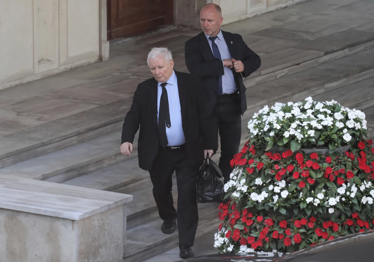 ​Po zapoznaniu się z informacjami przedstawionymi mi przez Agencję Bezpieczeństwa Wewnętrznego i Służbę Kontrwywiadu Wojskowego informuję, że najważniejsi polscy urzędnicy, ministrowie, posłowie różnych opcji politycznych byli przedmiotem ataku cybernetycznego - oświadczył wicepremier Jarosław Kaczyński.