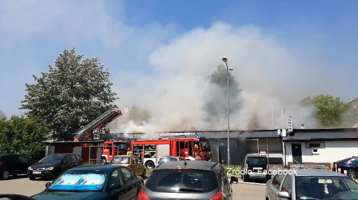 ​Płonie sklep sieci "Stokrotka" przy ul. Emilii Gierczak w Koszalinie (woj. zachodniopomorskie). Ogniem zajął się dach obiektu. 