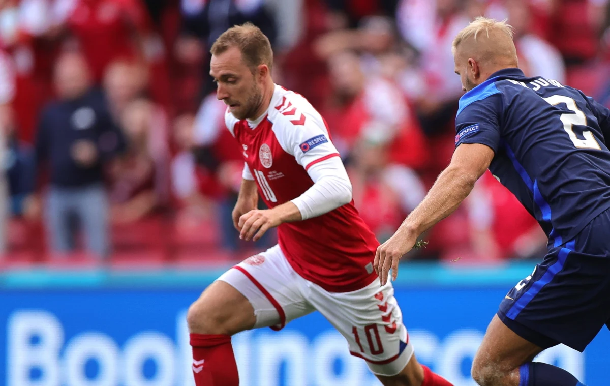 Christian Eriksen może nie dostać pozwolenia na powrót do gry w Interze Mediolan - podała "Gazzetta dello Sport". We Włoszech osoby z wszczepionym defibrylatorem nie mogą wyczynowo uprawiać sportu. Duński piłkarz w trakcie meczu mistrzostw Europy miał zawał i jeszcze na murawie był reanimowany.