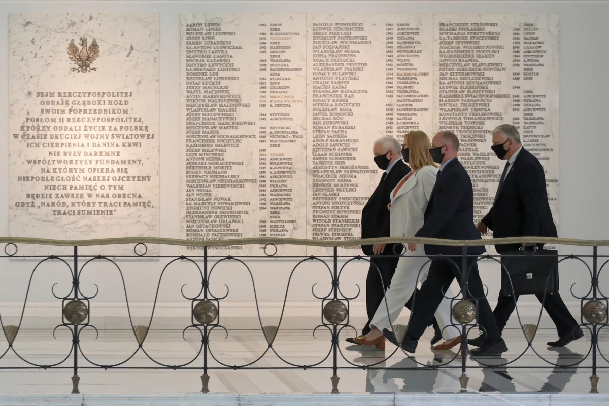 Gdyby wybory odbywały się w czerwcu, PiS uzyskałoby 36 proc. poparcia wśród osób deklarujących udział w głosowaniu; Polska 2050 Szymona Hołowni - 16 proc, a KO - 11 proc. - wynika z sondażu CBOS. Do Sejmu weszłyby też Konfederacja i Lewica - odpowiednio 6 proc. i 5 proc. poparcia. Poza Sejmem znalazłoby się PSL oraz Kukiz'15.