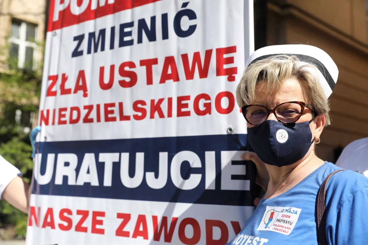 Przedstawicielki Ogólnopolskiego Związku Zawodowego Pielęgniarek i Położnych oceniają, że w kwestii wynagrodzeń przegrały bitwę, ale nie wojnę. Zapowiadają zawiadomienie Najwyższej Izby Kontroli w sprawie "zagrożenia zdrowotnego bezpieczeństwa państwa".