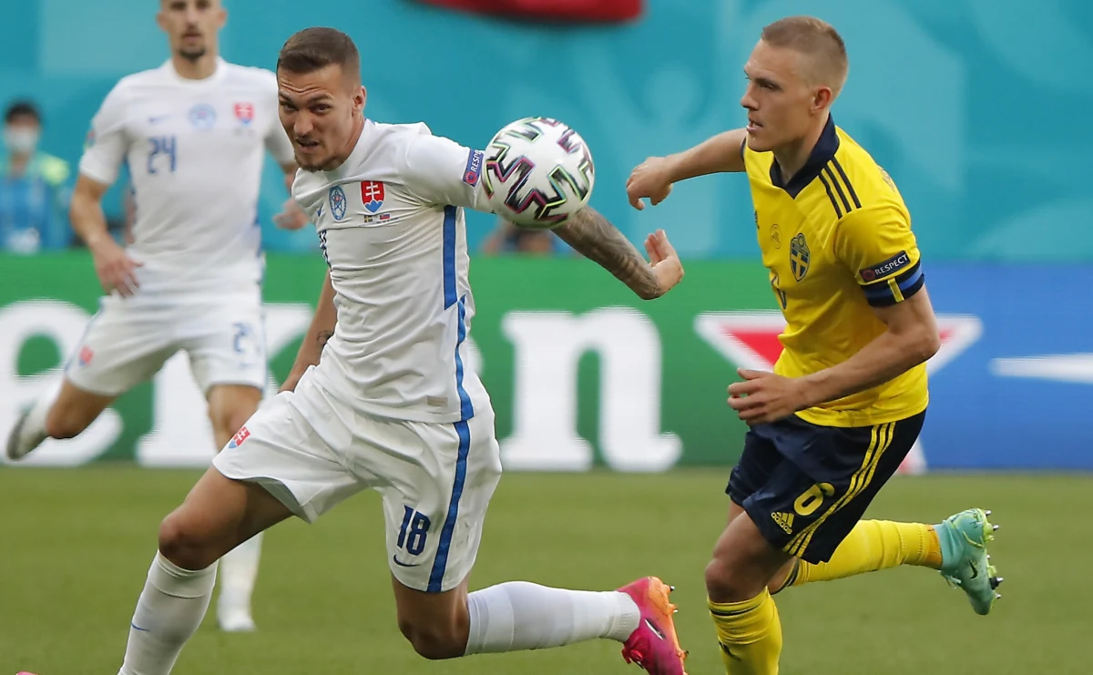 Szwecja pokonała Słowację 1:0 w rozgrywkach grupy E piłkarskich mistrzostw Europy. Zwycięską bramkę w 77. minucie zdobył Emil Forsberg po tym, jak sędzia podyktował rzut karny. Triumf zespołu ze Skandynawii mocno utrudnia Polsce drogę do awansu do fazy pucharowej turnieju.