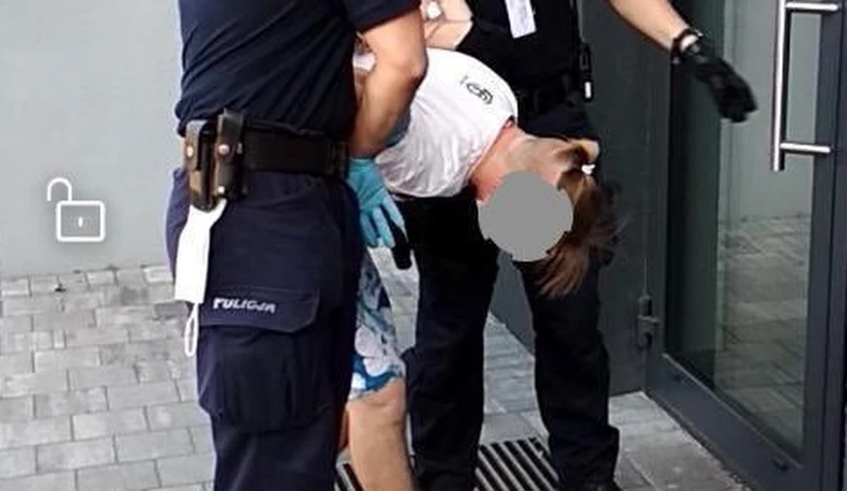 Na trzy miesiące aresztowany został 18-latek z Nowego Tomyśla, który został zatrzymany wczoraj po policyjnej obławie. Mężczyzna zaatakował dwie kobiety. Usłyszał zarzut zgwałcenia i doprowadzenia do innej czynności seksualnej. Nie był wcześniej karany. Grozi mu do 12 lat więzienia. 