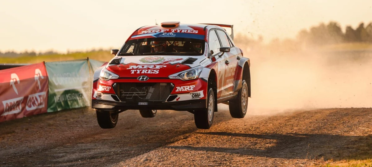 Łotysz Nikołaj Griazin wygrał na torze w Mikołajkach pierwszy odcinek specjalny 77. Rajdu Polski. Kolejne miejsca zajęli Irlandczyk Craig Breen i Niemiec Fabian Kreim oraz Wojciech Chuchała, którzy zajęli ex-aequo 3. miejsce. Różnice w czołówce były bardzo niewielkie. 