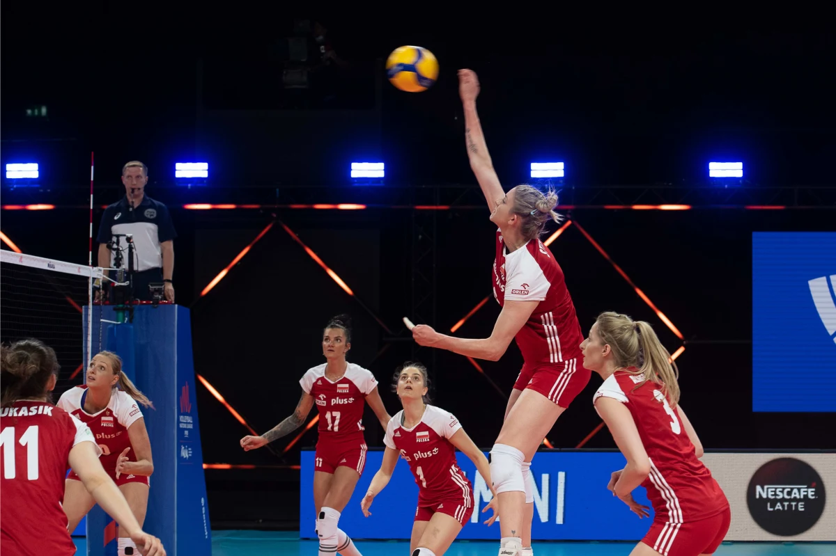 Polskie siatkarki przegrały z reprezentacją Stanów Zjednoczonych 0:3 (27:29, 27:29, 14:25) w meczu 13. kolejki Ligi Narodów. To dziewiąta porażka drużyny Jacka Nawrockiego w turnieju. W sobotę Polki zmierzą się z Chinkami.