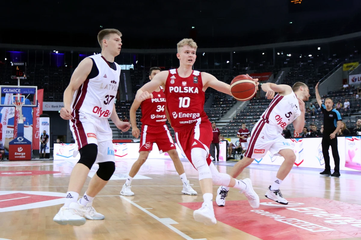 Polscy koszykarze pokonali po dogrywce Łotwę 75: 73 (17:16, 21:11, 14:19, 16:22 - dogr. 7:5) w towarzyskim meczu rozegranym Gliwicach. Biało-czerwoni przygotowują się do udziału w olimpijskim turnieju kwalifikacyjnym w Kownie (29 czerwca - 4 lipca).