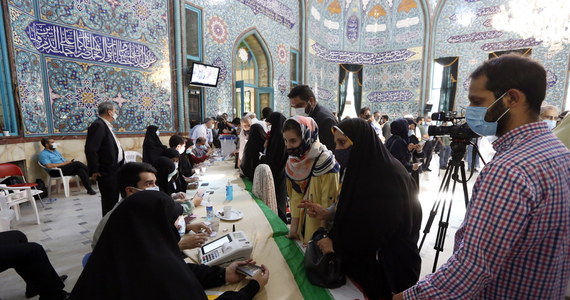 W Iranie zakończyło się głosowanie w wyborach prezydenckich. Jak poinformowały władze, pierwsze wyniki zostaną podane w sobotę lub najpóźniej w niedzielę. Nowy prezydent Iranu ma zastać zaprzysiężony w sierpniu.
