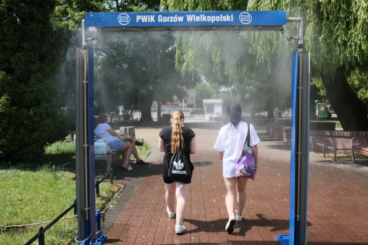 Sobota praktycznie w całym kraju będzie pogodna i bezchmurna. "W ciągu dnia temperatury wzrosną do wysokich wartości - na zachodzie nawet do 35 st. Celsjusza" - powiedział synoptyk IMGW Szymon Ogórek. Dodał, że na krańcach: południowo-wschodnim i północno-zachodnim miejscami mogą wystąpić przelotne opady deszczu oraz lokalne burze.