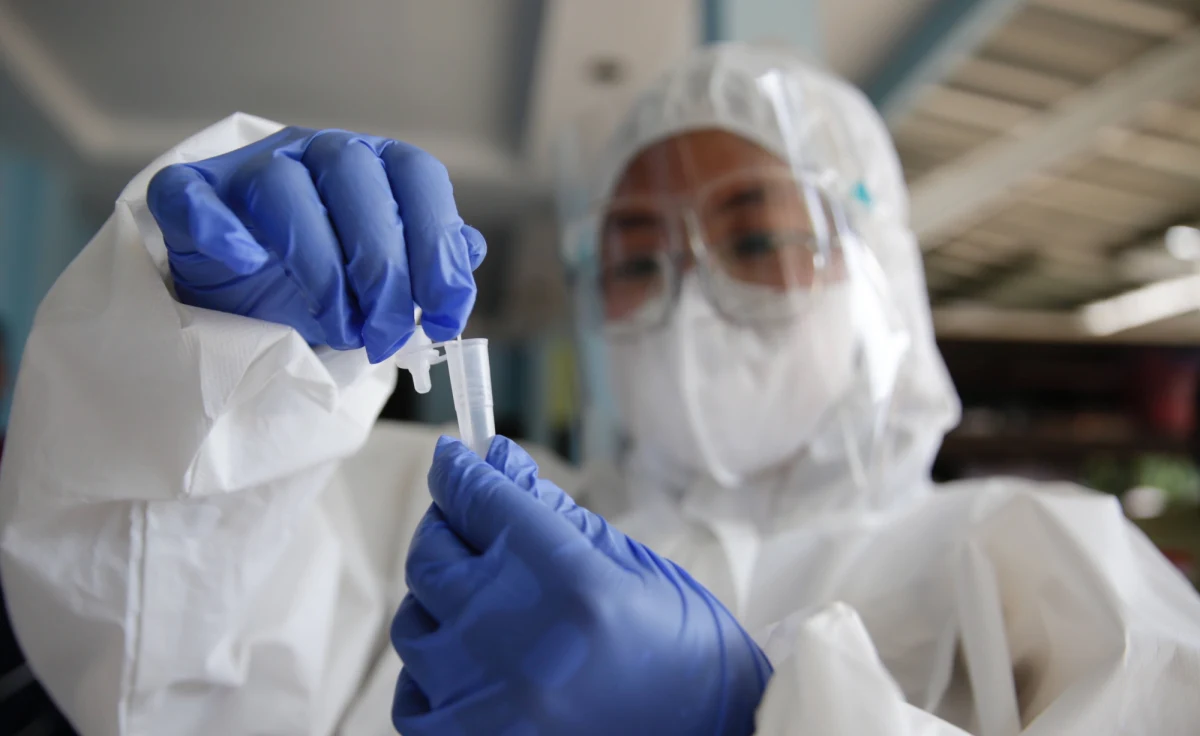 Platforma do przeprowadzania testów na Covid-19 bez wychodzenia z domu. To efekt współpracy pochodzącego z Polski lekarza-epidemiologa i inżynierów ze Szwajcarii. "Materiał do badania pobieramy w czasie zdalnego połączenia z ekspertem" - tłumaczy w rozmowie z Michałem Dobrołowiczem doktor Michel Bielecki z Uniwersytetu w Zurichu, jeden z twórców platformy TestifiX.