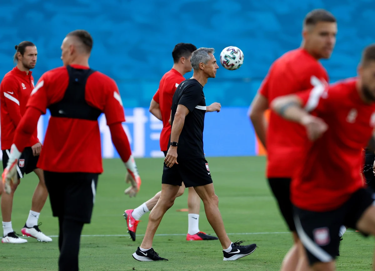 "Zbyt wielu zmian w składzie nie będzie. Bardziej zmieni się nasza strategia, bo zagramy z innym typem rywala niż Słowacja" - zapowiedział trener piłkarskiej reprezentacji Paulo Sousa przed sobotnim meczem mistrzostw Europy z Hiszpanią. Ewentualna porażka biało-czerwonych będzie oznaczać, że nie wyjdą z grupy.