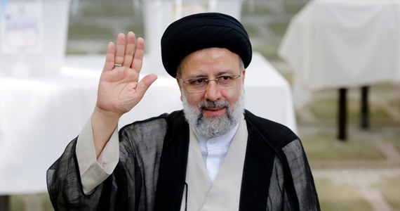 Ebrahim Raisi wygrał w pierwszej turze wybory prezydenckie w Iranie - podał w sobotę w Teheranie Dżamal Orf, przewodniczący Państwowej Komisji Wyborczej. Według częściowych oficjalnych wyników ten ultrakonserwatywny polityk otrzymał 62,2 proc. poparcia.