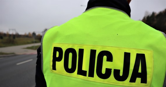 Stołeczni policjanci przez ponad 40 kilometrów prowadzili pościg za samochodem podejrzanego o rozbój w Legionowie w województwie mazowieckim. Mężczyzna został zatrzymany dopiero w Wyszkowie.