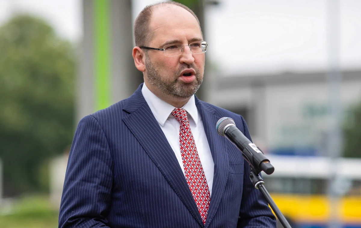 Dysponujemy opinią konstytucjonalisty, z której jednoznacznie wynika, że Jarosław Gowin nie jest prezesem Porozumienia; w sobotę podjęliśmy decyzje o jego zawieszeniu w prawach członka partii; w niedzielę konwencja rozpoczynająca proces połączenia Porozumienia z Partią Republikańską - mówił PAP europoseł Adam Bielan.