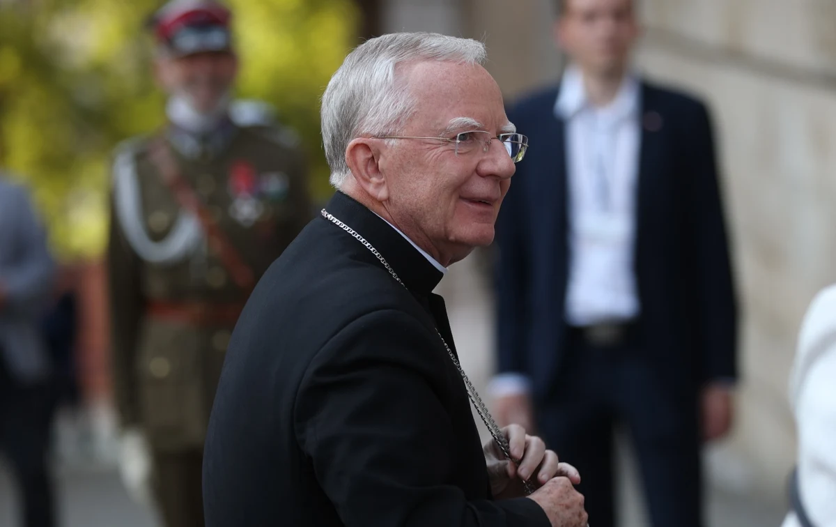 Jako wspólnota Kościoła mamy prawo, by dziękować za życie pana prezydenta Lecha Kaczyńskiego i pana prezesa Jarosława Kaczyńskiego. To nasz obowiązek dziękować Panu Bogu za nich - mówił w piątek metropolita krakowski abp Marek Jędraszewski podczas mszy św. na Wawelu w 72. urodziny Lecha Kaczyńskiego. W uroczystości wzięli udział prezes PiS Jarosław Kaczyński, premier Mateusz Morawiecki, inni politycy partii rządzącej oraz Marta Kaczyńska z rodziną.