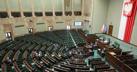 Postanowiłem do Ciebie napisać, bo widzę, że kompletnie nie pojmujesz, co się tak naprawdę dzieje. Dajesz wiarę wrogim podszeptom zamiast wsłuchać się w jasne stanowiska, przedstawiane oficjalnie przez odpowiednie organy. Pozwól, że wyprowadzę Cię z błędu i wyjaśnię, jak jest naprawdę.