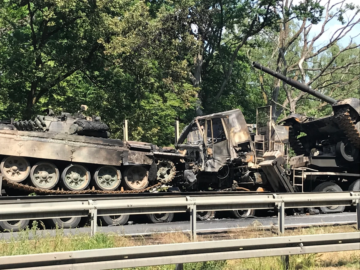 Zderzenie dwóch ciężarówek przewożących czołgi na autostradzie A6. W wyniku kolizji doszło do pożaru – poinformował rzecznik prasowy KM PSP w Szczecinie kpt. Franciszek Goliński. Zdarzenie miało miejsce na wysokości węzła Podjuchy w kierunku Kołbaskowa. 