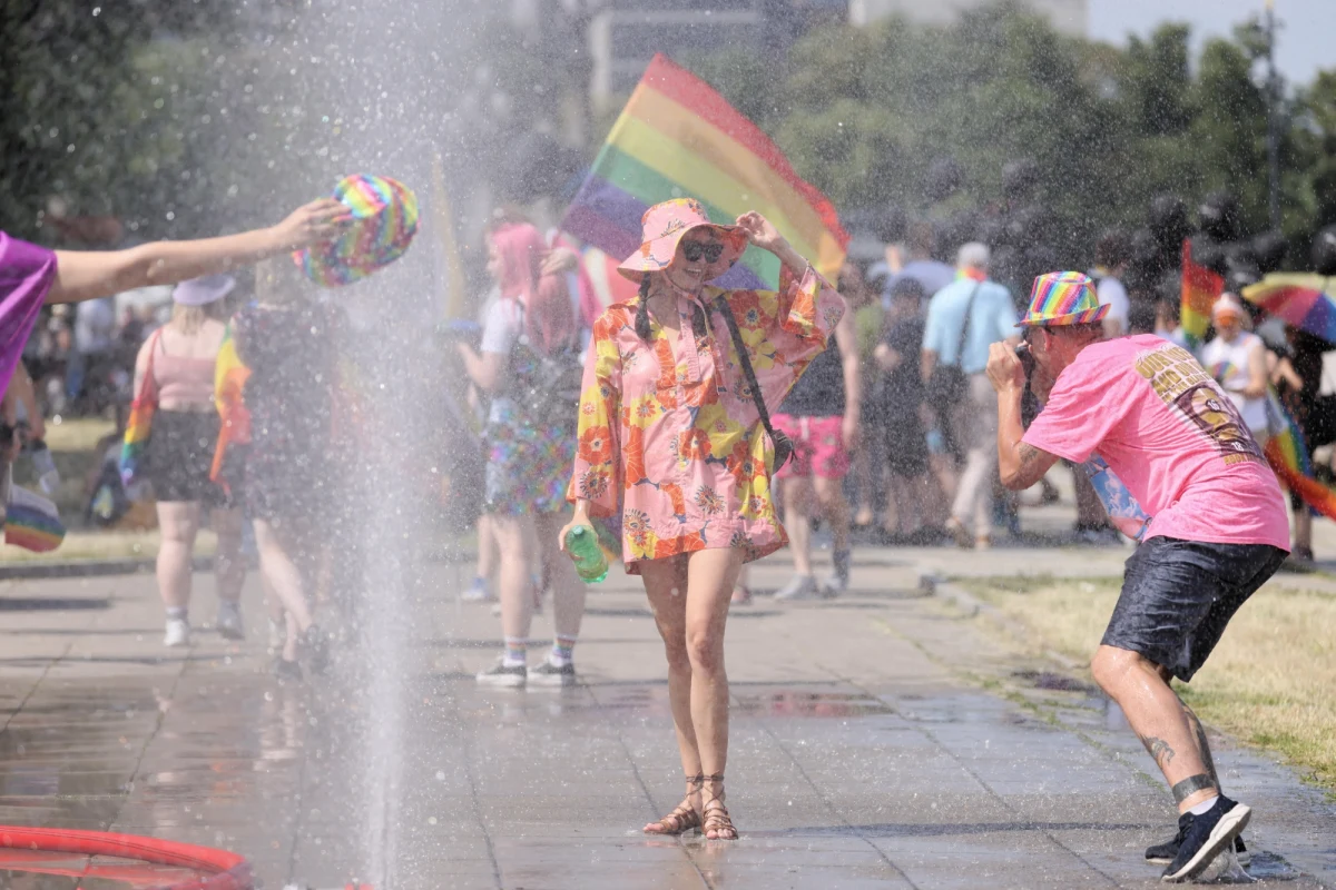 Ulicami Warszawy przeszła w sobotę XX Parada Równości. "To miejsce, w którym się wszyscy uśmiechają, zero agresji. Tutaj bije serce uśmiechniętej otwartej Polski" - powiedział prezydent stolicy Rafał Trzaskowski, który spotkał się z uczestnikami marszu przed Pałacem Kultury i Nauki. Policja informuje, że manifestacja przebiegła spokojnie. 
