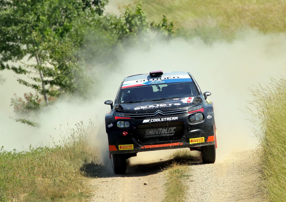 Aleksiej Łukjaniuk jest liderem 77. Rajdu Polski po 8. odcinkach specjalnych. Rosjanin przez cały dzień tracił sporo do Nikołaja Griazina, ale ten miał kłopoty na 7. OS-ie. Stracił na nim pierwsze miejsce po uszkodzeniu opon w samochodzie. Nie stanął także na starcie kolejnej próby na torze w Mikołajkach. Do mety sobotnich odcinków nie dotarł Kacper Wróblewski, który miał wypadek na 7. odcinku specjalnym.