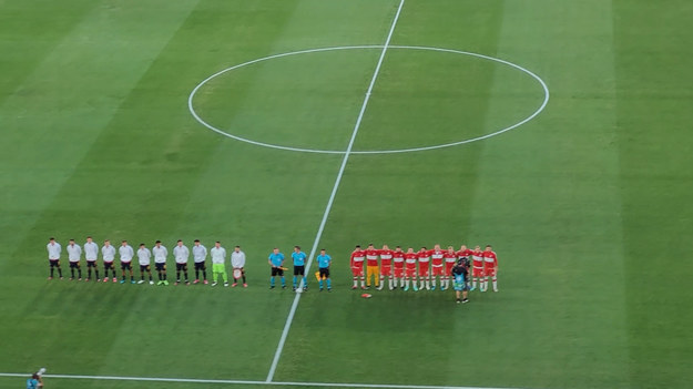 "Biało-Czerwoni" rozgrywają z Hiszpanią najważniejszy mecz od lat. Oto hymn Polski przed meczem na stadionie w Sewilli.