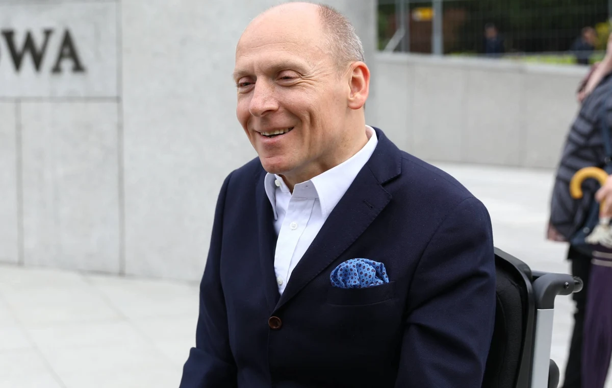 Z relacji ratowników, którzy 3 października 2018 r. przyjechali ratować życie Piotra Pawłowskiego wynika, że kierownik zespołu nie był zainteresowany interwencją. Lekarz miał siedzieć z tabletem i uzupełniać dane na podstawie domysłów. PAP dotarła do szczegółów dwóch śledztw przeciwko Jerzemu M., wszczętych po tym, jak jego pacjenci wkrótce po udzielonej pomocy zmarli.