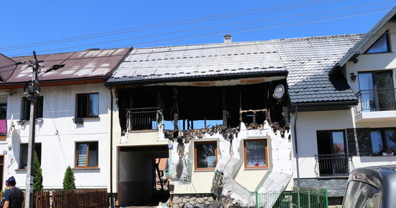 "Takiego pożaru nie było od 30 lat. Nie zostawimy państwa samych. Zrobimy wszystko, aby pomoc trafiła do państwa na dniach" - zapewnił premier Mateusz Morawiecki na konferencji prasowej mieszkańców Nowej Białej. Wczoraj wieczorem w podhalańskiej miejscowości wybuchł gigantyczny pożar. Ogień uszkodził 44 budynki, w tym 21 domów mieszkalnych. 9 osób, m.in. strażak ochotnik, zostało rannych. Prokuratura rozpoczęła śledztwo w tej sprawie. 