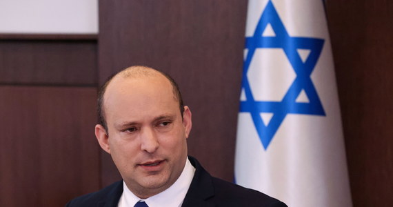 Izrael potępił wybór ultrakonserwatysty Ebrahima Raisiego na prezydenta Iranu. Premier Naftali Bennett oświadczył, że nowy szef irańskiego państwa wprowadzi "reżim brutalnych katów", z którym światowe mocarstwa nie powinny negocjować nowego porozumienia nuklearnego.