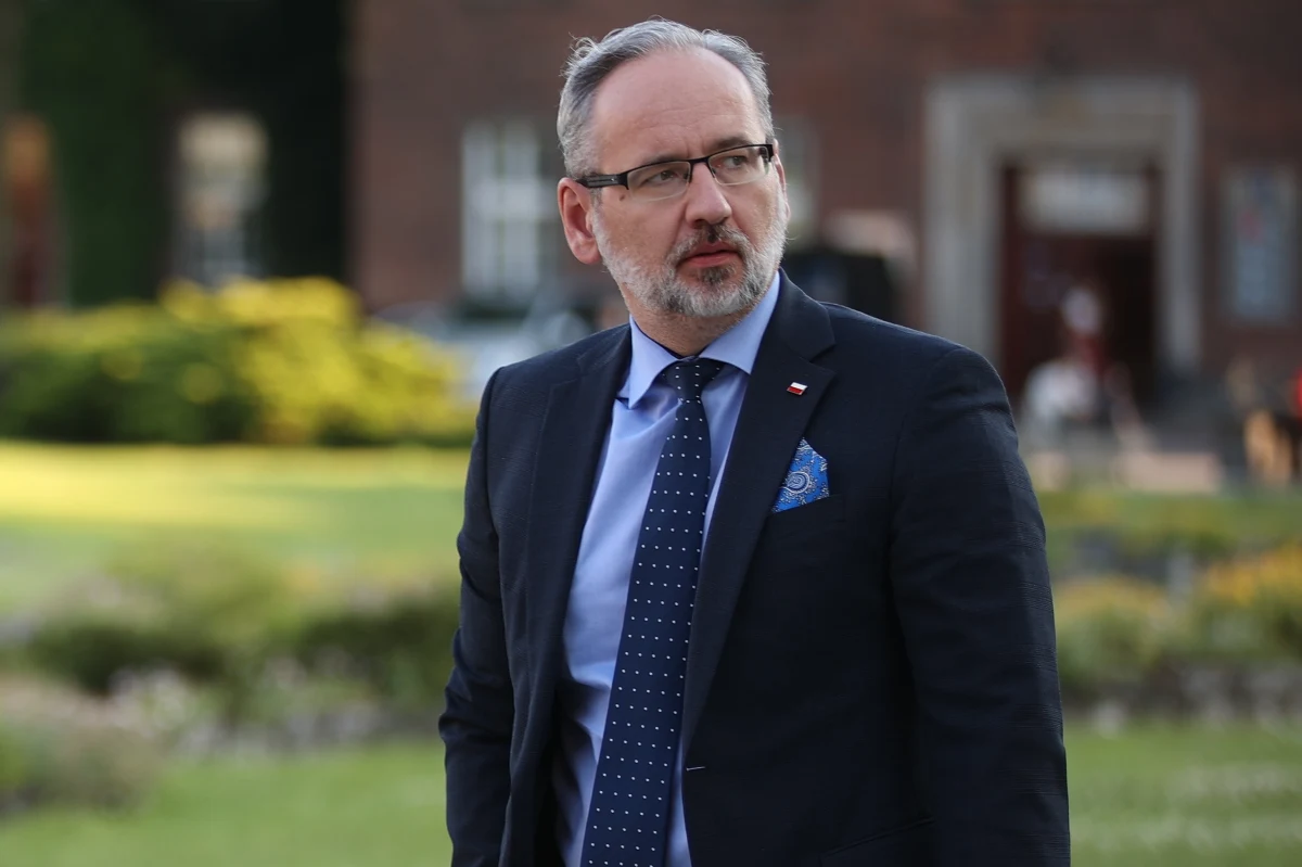 Już od ponad trzech tygodni liczba nowych zakażeń koronawirusem utrzymuje się poniżej 1 tys. i cały czas maleje. Odsetek pozytywnych testów to 1 proc. - wskazał w niedzielę minister zdrowia Adam Niedzielski.