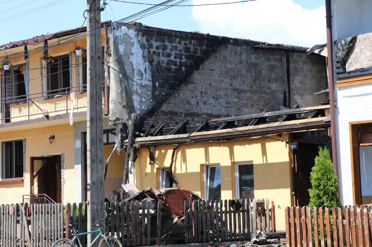Co najmniej do późnego popołudnia na miejscu wczorajszego pożaru w Nowej Białej na Podhalu pracować będą służby. Ogień uszkodził 44 budynki, w tym 21 domów mieszkalnych. Na miejscu obraduje sztab kryzysowy. Do Nowej Białej przyjechał również premier Mateusz Morawiecki, który zadeklarował pomoc dla mieszkańców. Prokuratura wszczęła śledztwo w sprawie pożaru. 