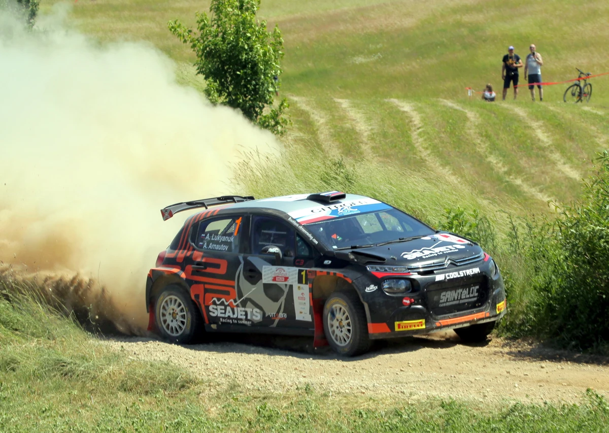 Rosjanin Aleksiej Łukjaniuk dowiózł do mety w Warszawie zwycięstwo w 77. Rajdzie Polski. Drugi był Norweg Andreas Mikkelsen a podium uzupełnił Mikołaj Marczyk. Niestety, problemy techniczne odebrały ostatecznie czwartą lokatę Wojciechowi Chuchale.
