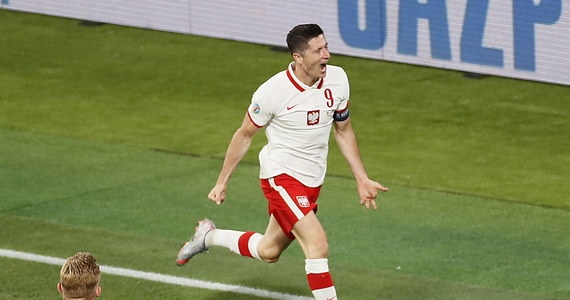 Dziennikarze w Hiszpanii zgodnie twierdzą, że kluczową postacią dla remisu Polski w sobotnim meczu przeciwko zespołowi "La Roja" był Robert Lewandowski. Podkreślają, że w drugim meczu biało-czerwonych na ME kapitan polskiej ekipy uciszył swoich krytyków.
