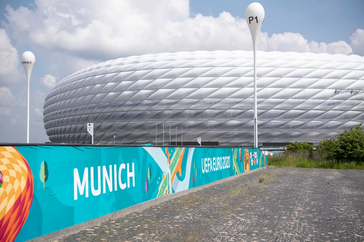 Burmistrz Monachium Dieter Reiter wystosuje w poniedziałek list do UEFA, w którym wezwie do zorganizowania tęczowego protestu przeciwko polityce premiera Węgier Viktora Orbana. Burmistrz chce podświetlenia stadionu w kolorach tęczy na mecz Niemcy-Węgry. "Burmistrz napisze list do UEFA już jutro" - zapowiedziała jego rzeczniczka.