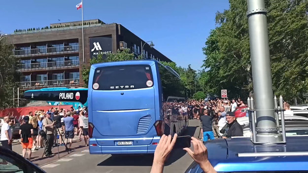 Gromkie brawa kibiców i głośne "dziękujemy!" powitały reprezentację Polski w jej sopockiej bazie, po powrocie z Sewilli gdzie Biało-Czerwoni zremisowali 1-1 z Hiszpanią. 