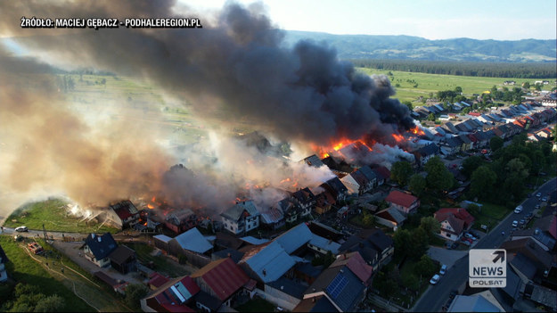 Wielki pożar wybuchł w sobotę we wsi Nowa Biała w powiecie nowotarskim. - Z takim pożarem nie mieliśmy jeszcze w Polsce do czynienia - mówią strażacy. 


Pożar wybuchł w Nowej Białej w sobotę po g. 18.00. Według danych Inspektoratu Nadzoru Budowlanego ogień uszkodził 25 budynków mieszkalnych, w których mieszkało 27 rodzin - w sumie ponad 100 osób. Spłonęło lub zostało uszkodzonych około 50 obiektów gospodarczych.

