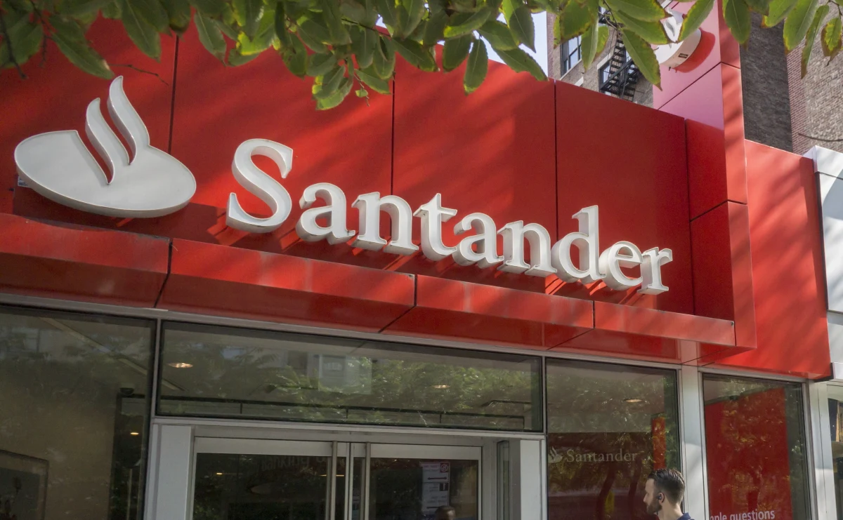 ​Niedzielna awaria w Santander Banku Polska przeraziła wielu klientów. W internecie użytkownicy usług finansowych pisali, że z ich konta znikały duże sumy pieniędzy. Bank poinformował, że problem dotyczył niewielkiej części transakcji. Awaria została już naprawiona. 