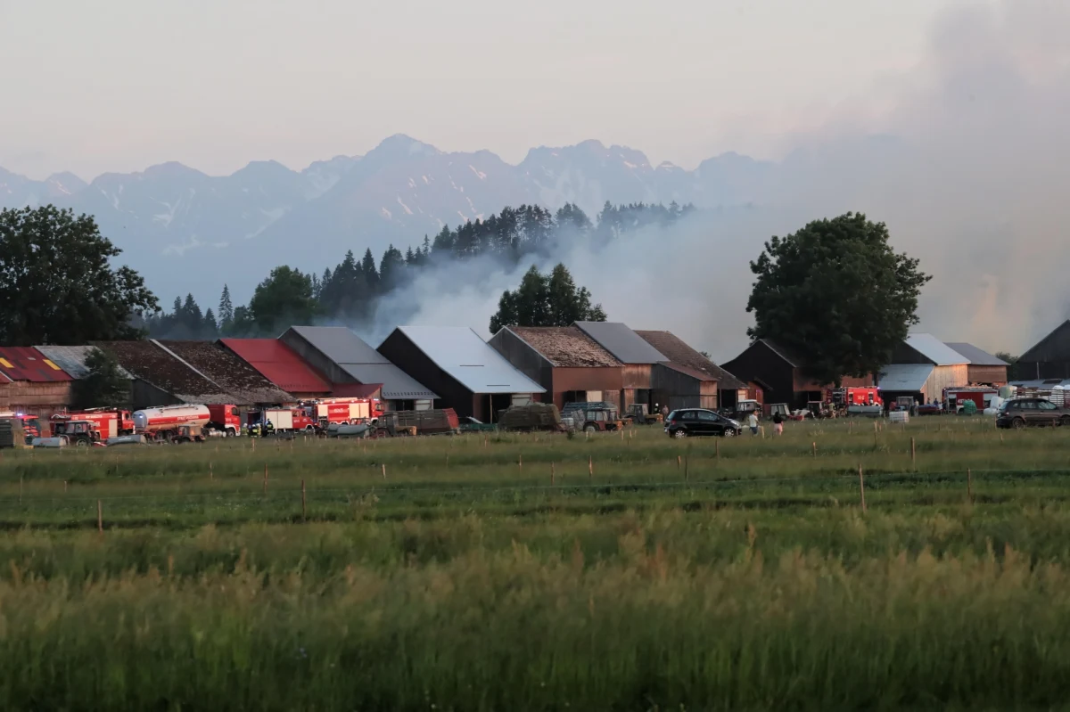 ​Ponad 100 osób nie może wrócić do swoich domów, ogień pochłonął ponad 40 budynków - taka tragedia spotkała Nową Białą na Podhalu. W sobotę wieczorem wybuchł tam ogromny pożar. Na miejscu wciąż pracują strażacy. W sprawie wszczęto śledztwo, ale prokuratura wstępnie wykluczyła podpalenie jako przyczynę pożaru. 
